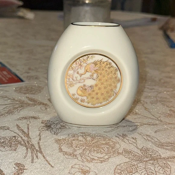 Chokin Style Cream Porcelain Bud Vase With 24K Gold Peacock Motif - Picture 1 of 6